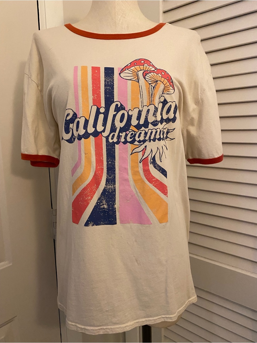 Men’s “No Boundaries” California Graphic T- Size M (38-40)